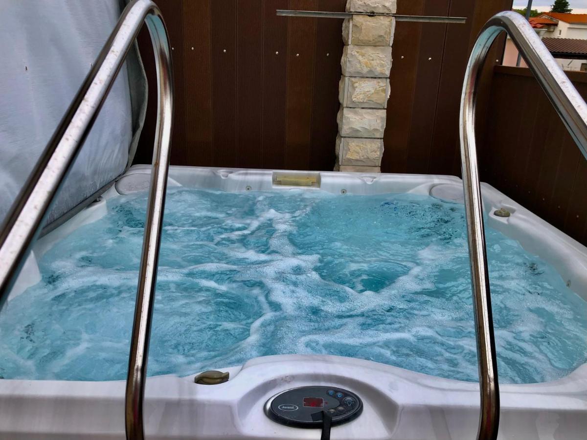 Apartments Pine & Oak With Shared Seasonal Hot Tub Privlaka  Exterior foto