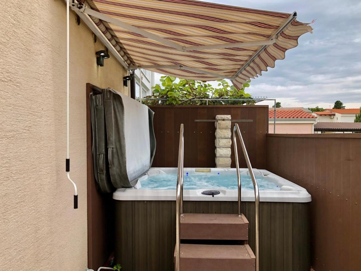 Apartments Pine & Oak With Shared Seasonal Hot Tub Privlaka  Exterior foto