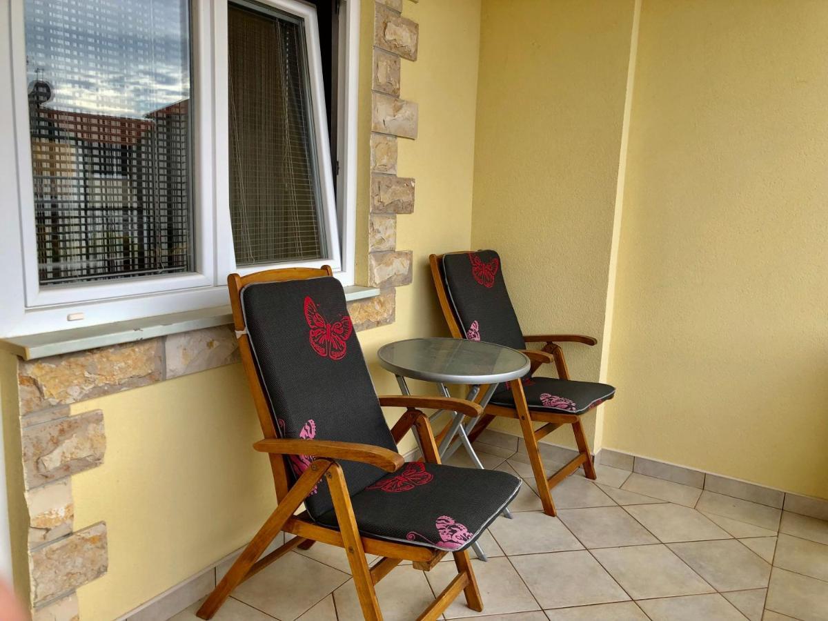 Apartments Pine & Oak With Shared Seasonal Hot Tub Privlaka  Exterior foto
