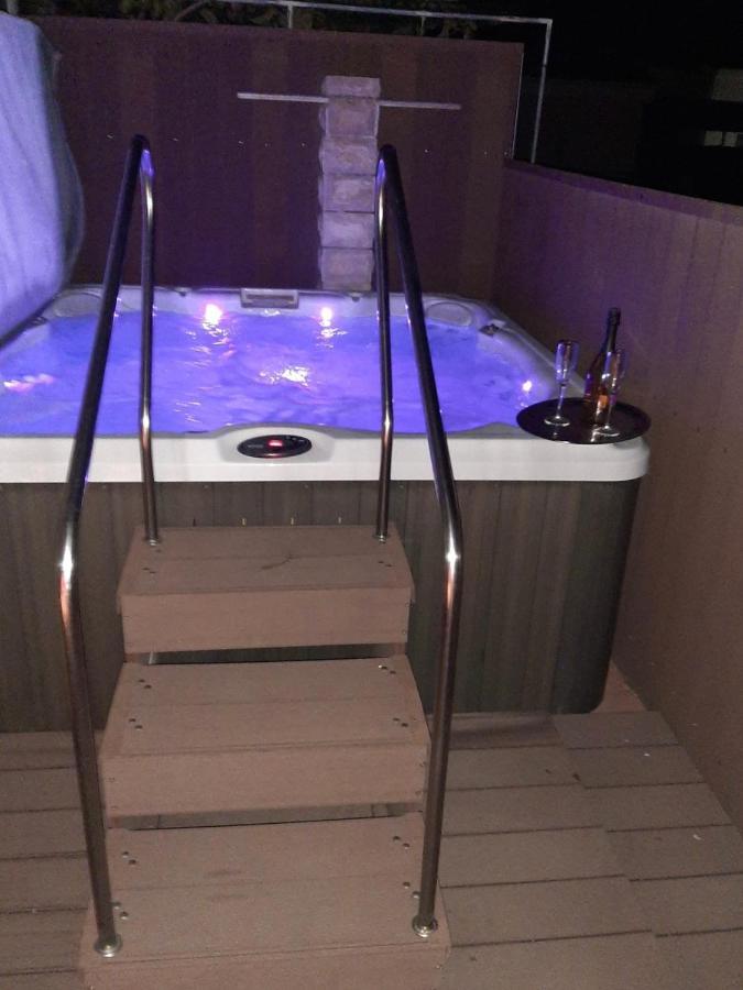 Apartments Pine & Oak With Shared Seasonal Hot Tub Privlaka  Exterior foto